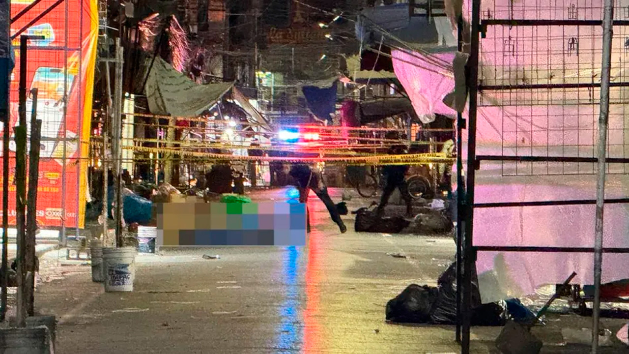 Un hombre de 30-35 años fue asesinado a balazos en el centro de Monterrey, Nuevo León, frente a comerciantes y transeúntes.