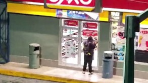 Hombre roba en tiendas Oxxo de Monterrey