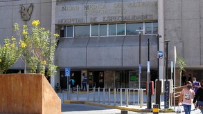 El día del incidente, Carlos había ido a almorzar a su casa a las 11 de la mañana y regresó a trabajar a las 2 de la tarde.