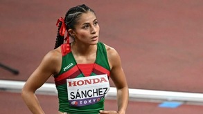 miriam sánchez corredora en una pista de atletismo