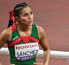 miriam sánchez corredora en una pista de atletismo
