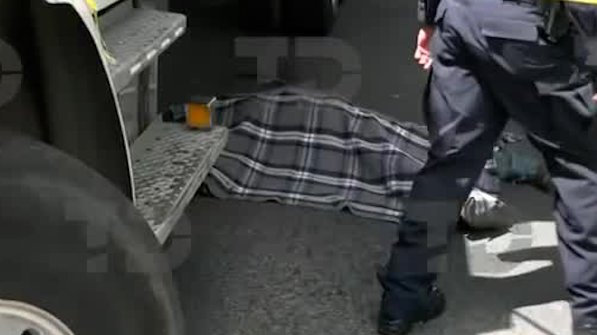 En la vía Dr. Gustavo Baz, el hombre corrió por la vialidad para pedir una propina a un automóvil.