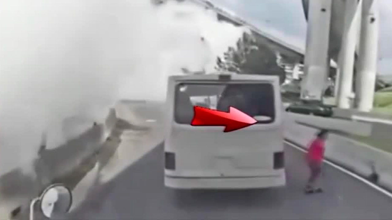 Un video viral muestra a una mujer bajando de un microbús segundos antes de la explosión en Iztapalapa, Ciudad de México.