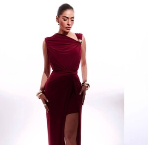 El vestido de Galilea Montijo ha causado revuelo tras mostrar que fue hecho con nada más y nada menos que dos pedazos de tela.
