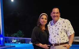 La familia de una pareja de regios que sufrió un trágico accidente en Cancún, ha pedido ayuda para gastos médicos y para trasladar el cuerpo esposo fallecido.