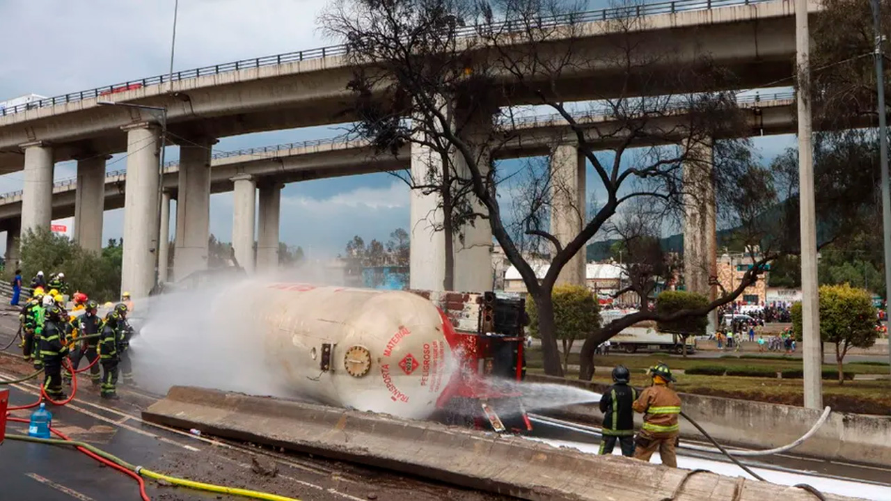 La Fiscalía de la Ciudad de México informó que la pipa de gas que explotó en Iztapalapa chocó en dos ocasiones antes de volcarse y fracturar su tanque.