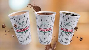 La promoción de Krispy Kreme se aplica directamente al momento de pagar, donde el sistema cobrará únicamente la bebida de mayor precio de las dos seleccionadas.