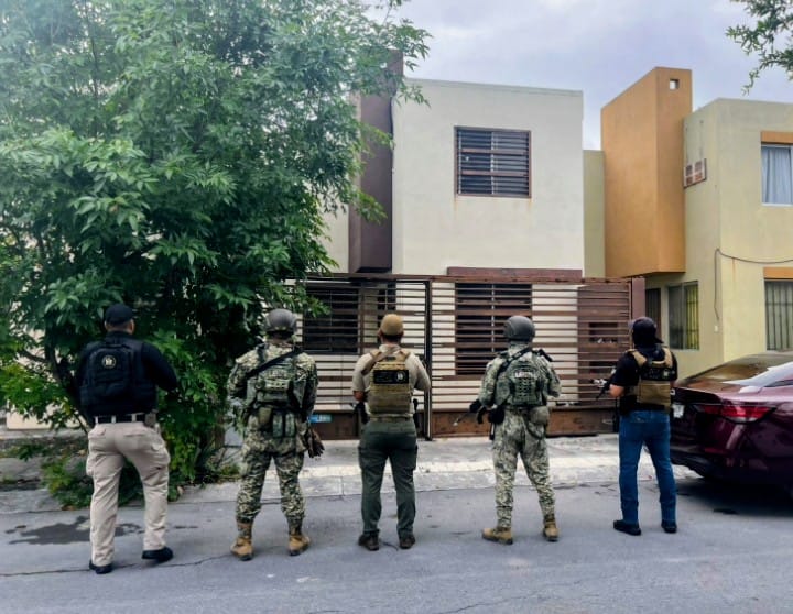 La Agencia Estatal de Investigaciones detuvo a un hombre tras un cateo en Apodaca, Nuevo León. Aseguraron armas y drogas en el sitio.