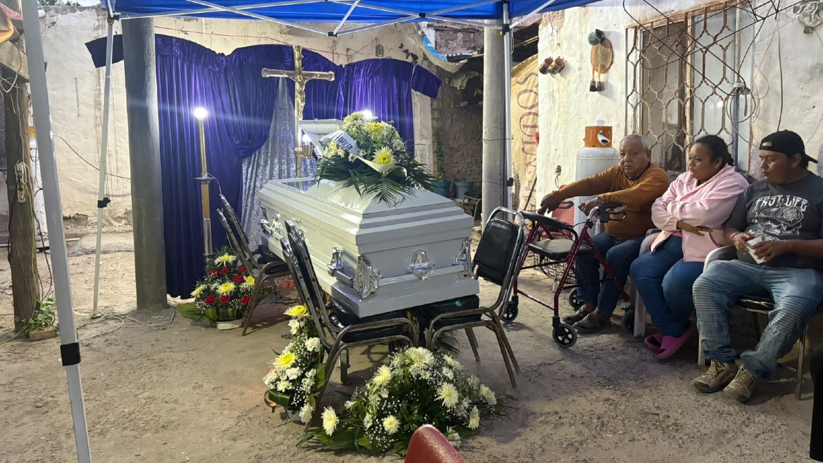 Este viernes, familiares y amigos de Carlos Gurrola, ‘Papayita’, le dieron el último adiós luego de que falleciera por una mala ‘broma’ de sus compañeros de tra