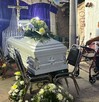 Este viernes, familiares y amigos de Carlos Gurrola, ‘Papayita’, le dieron el último adiós luego de que falleciera por una mala ‘broma’ de sus compañeros de tra Este viernes, familiares y amigos de Carlos Gurrola, ‘Papayita’, le dieron el último adiós luego de que falleciera por una mala ‘broma’ de sus compañeros de tra
