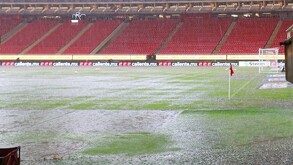 Estadio Akron sufriendo una fuerte lluvia previo al partido de Chivas vs Tigres en la Liga MX.