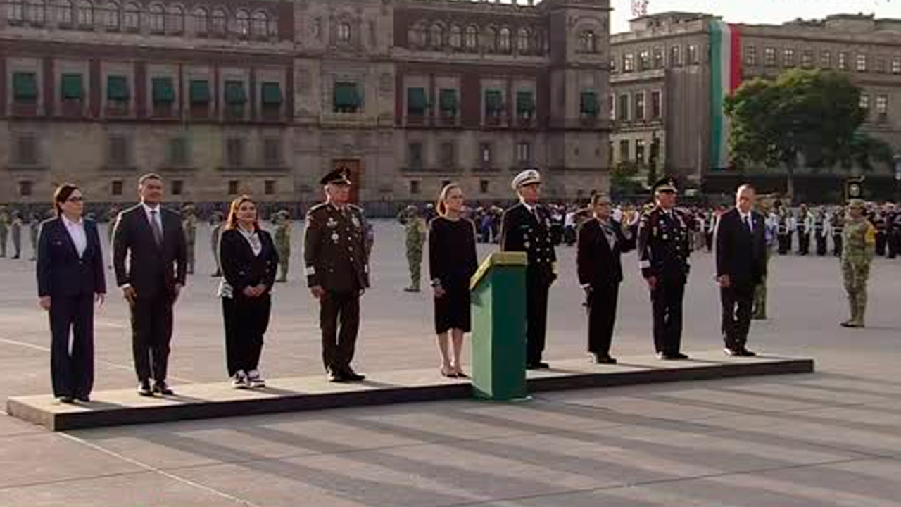 La presidenta Claudia Sheinbaum Pardo encabezó la ceremonia de izamiento de bandera en memoria de las víctimas de los terremotos de 1985 y 2017.