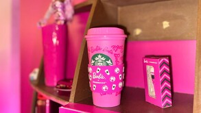 La colección de Starbucks y Barbie tendrá artículos desde 89 pesos