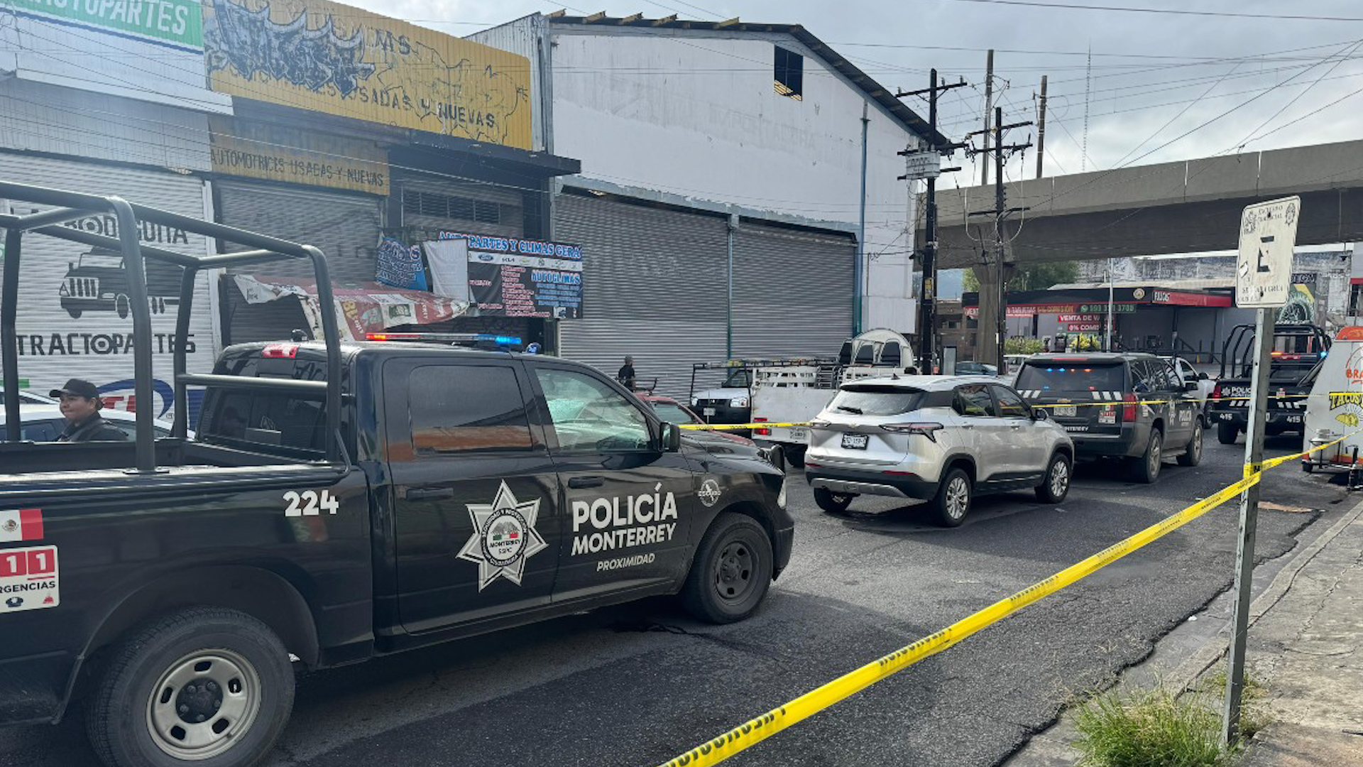 La detención de los dos hombres provocó movilización policiaca en la avenida Pablo A. de la Garza de Monterrey.
