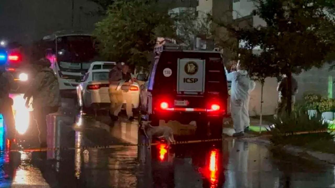 Un hombre de 40 años fue encontrado muerto con lesiones de arma blanca en la colonia Fuentes de Piedra, Juárez, Nuevo León.