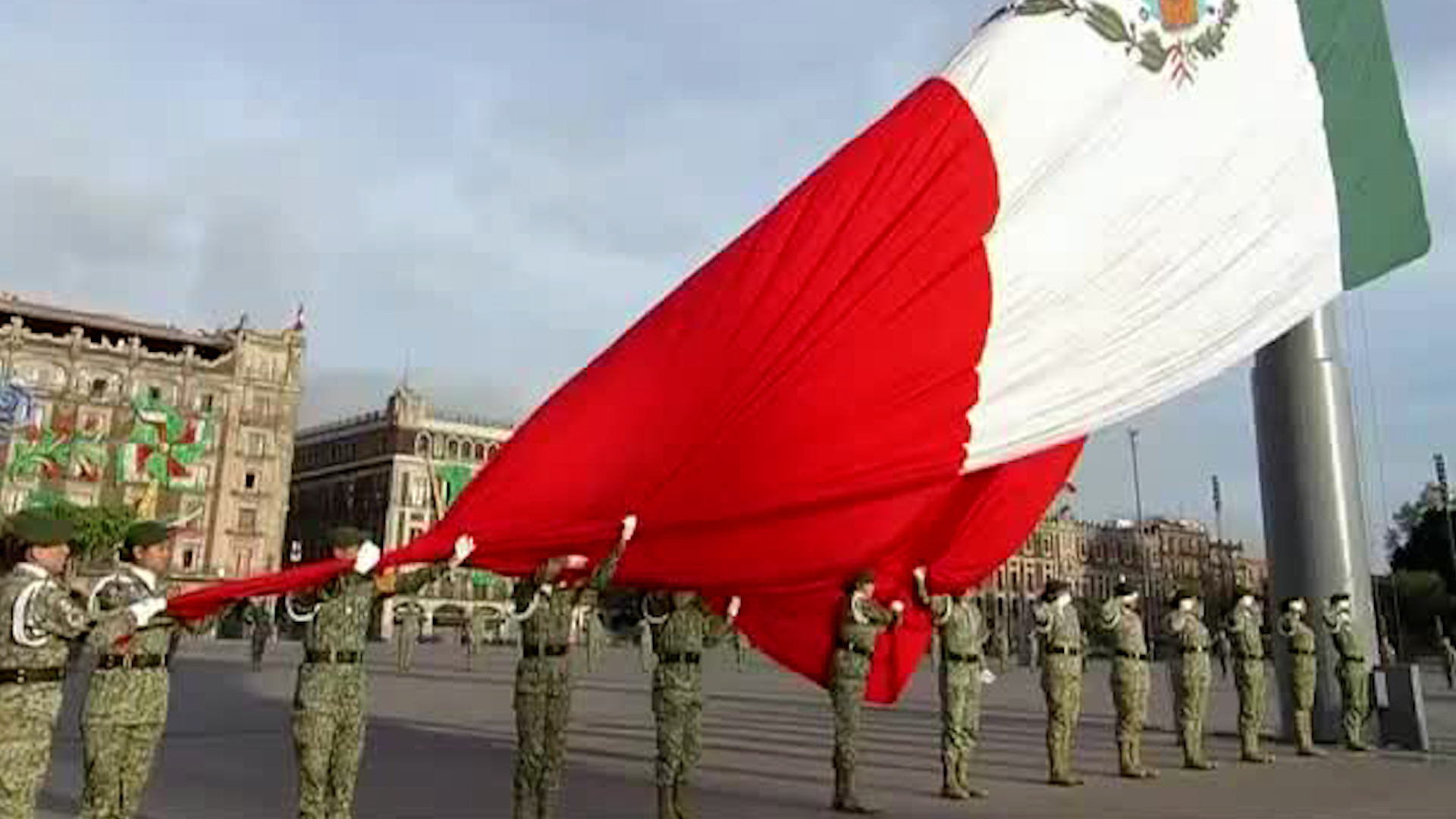 En la explanada del Zócalo Capitalino, se realizó el izamiento de la bandera a media hasta en memoria de las víctimas de los sismos ocurridos el 19 de septiembr