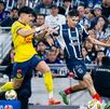 Kevin Álvarez peleando una jugada con Gerardo Arteaga en la Final de vuelta del Apertura 2024.