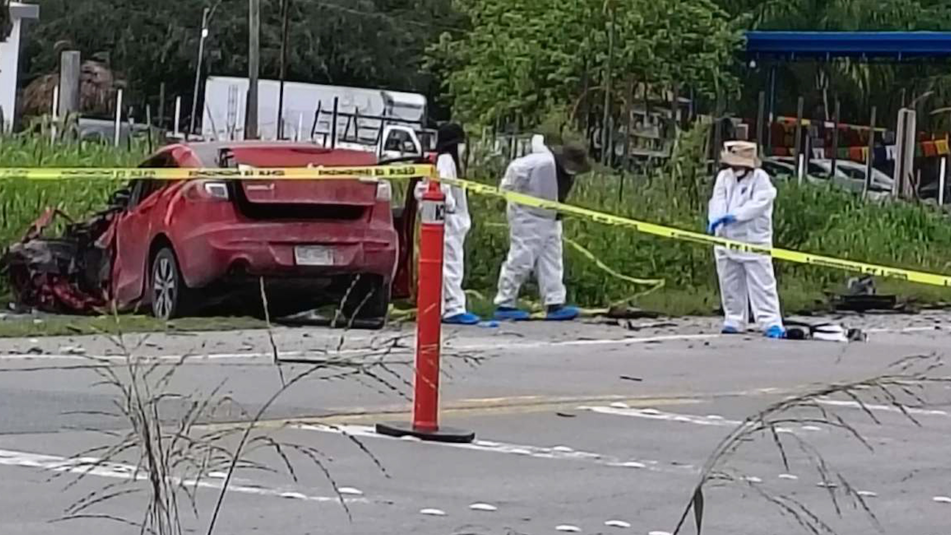 El accidente involucró a un automóvil y a un tráiler que chocaron de frente sobre el kilómetro 17 de la carretera Cadereyta-Allende, en Nuevo León.
