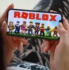 Madre demanda a Discord y Roblox por la muerte de su hijo, manipulado por un usuario. Exige responsabilidad ante los peligros en línea para menores.