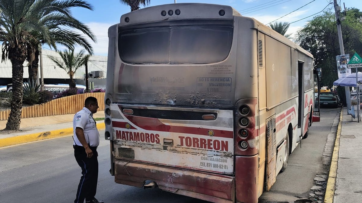 Bomberos de Torreón trabajaron en sofocar un conato de incendio de un camión en una gasolinera de la zona Centro