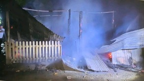 una casa de lámina y madera incendiada