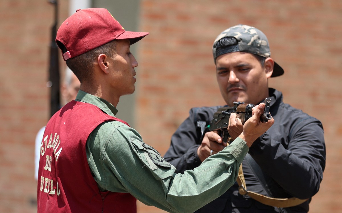 Civiles voluntarios reciben talleres sobre uso de armas