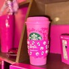 La colección de Starbucks y Barbie tendrá artículos desde 89 pesos