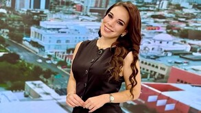 Débora Estrella, de 42 años de edad, conducía el Telediario Matutino