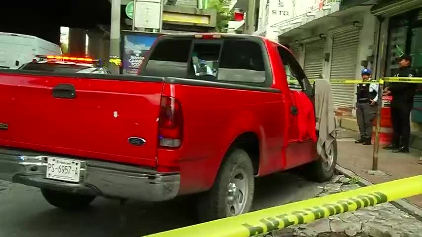 Dos personas fueron detenidas por la Policía de Monterrey tras ser sorprendidas transportando bolsas con autopartes.