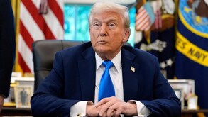 Donald Trump impone tarifa de 100 mil dólares a visas H-1B, buscando priorizar empleo estadounidense y restringir llegada de trabajadores extranjeros.