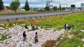 personas recogiendo mercancía de un accidente