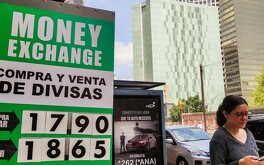 El peso mexicano diariamente tiene variaciones en su precio frente al dólar.