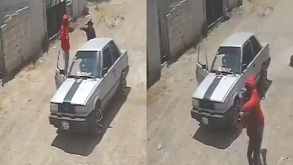 un hombre secuestra a una mujer