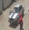 un hombre secuestra a una mujer
