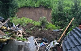 Horas más tarde de que la familia fuera trasladada al hospital tras el desgaje del cerro, se confirmó la muerte de dos personas.