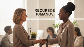dos mujeres dándose la mano