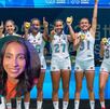 La Selección Mexicana de Flag Football levantando la medalla de oro.