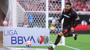 Los Diablos Rojos del Toluca golearon a las Chivas con una actuación redonda de Alexis Vega, quien aportó con un gol y dos asistencias.