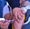 La campaña de vacunación contra el papiloma humano arrancó en Jalisco, aplicando 58 mil dosis a niñas y niños de primaria para prevenir futuros casos de cáncer.