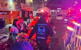 Tras ser arrollados, los comensales del bar fueron atendidos por los cuerpos de emergencia y Protección Civil y los llevaron al hospital.