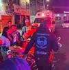 Tras ser arrollados, los comensales del bar fueron atendidos por los cuerpos de emergencia y Protección Civil y los llevaron al hospital.