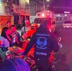 Tras ser arrollados, los comensales del bar fueron atendidos por los cuerpos de emergencia y Protección Civil y los llevaron al hospital.