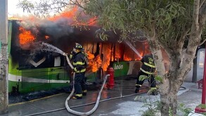 Camión público se incendia en García, Nuevo León