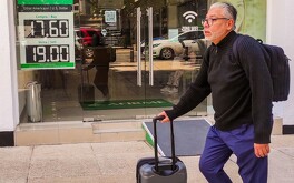 El valor del peso frente al dólar varía diariamente.