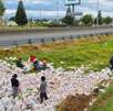 personas recogiendo mercancía de un accidente