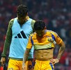 Javier Aquino saliendo decepcionado tras la eliminación de Tigres ante Toluca en el Clausura 2025.
