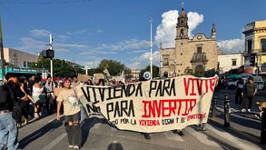 Colectivos marchan en Guadalajara para protestar en contra de la gentrificación y exigir políticas que garanticen la vivienda como derecho humano fundamental.