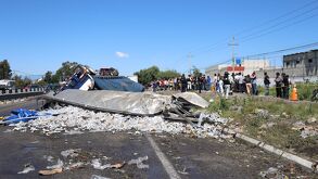 Un tráiler cargado con cerveza volcó en la autopista Puebla-Orizaba, cerca de la México-Puebla. Testigos reportan rapiña por parte de los pobladores de la zona.