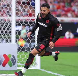 Los Diablos Rojos del Toluca golearon a las Chivas con una actuación redonda de Alexis Vega, quien aportó con un gol y dos asistencias.
