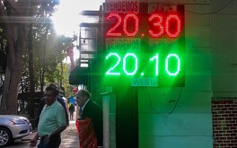 El valor del peso frente al dólar varía diariamente.